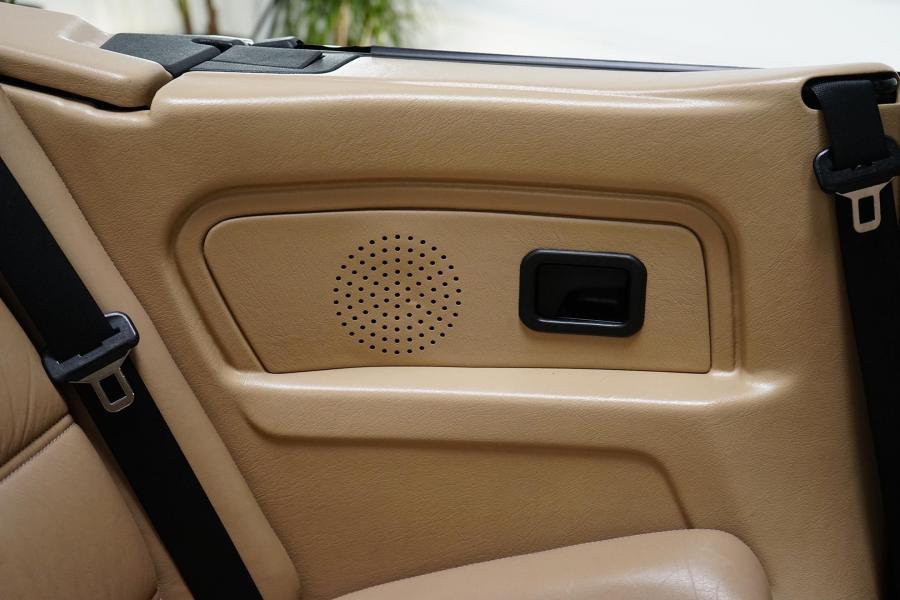 Детали интерьера BMW 325i Convertible (Calypso Red) 1990 года  (фото 126 из 190)